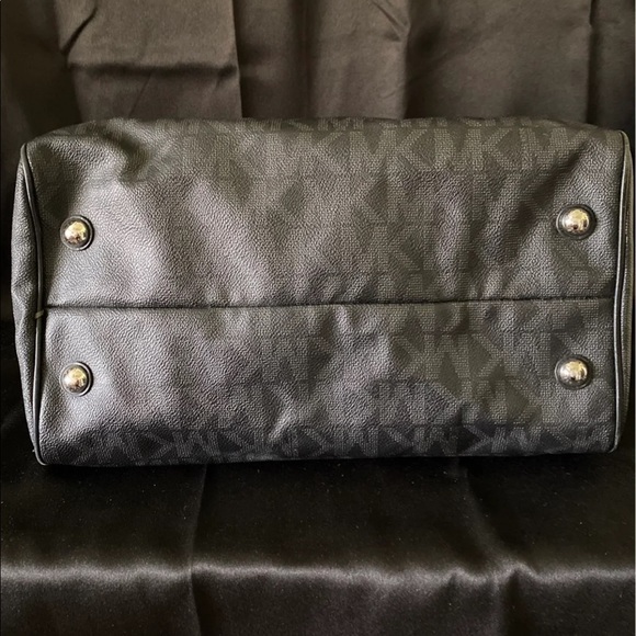 Authentic Michael Kors Leather E1209 - Picture 5 of 12